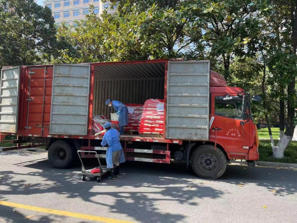 Rice donated by caring social organizations rushed to the front line of Jiaotong University to fight against epidemic diseases